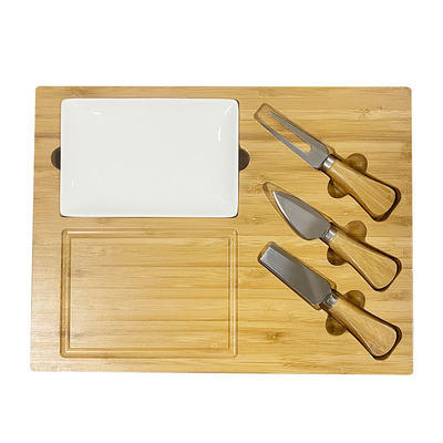 Un ensemble de plaques de fromage en bambou certifié CE / UE avec trois couteaux de fromage et une surface en ardoise