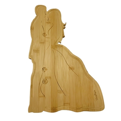 Une planche à découper en bambou de forme créative, cadeau de mariage parfait pour les amateurs de nourriture.