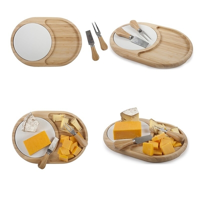 Une grande planche de coupe en bambou multifonctionnelle durable avec des conteneurs pour les outils de fromage