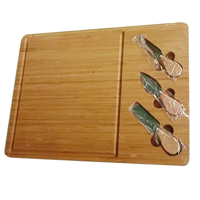 Une planche à fromage en bois de bambou et un ensemble de trois couteaux idéal pour créer un spectacle de fromage impressionnant
