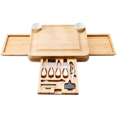 Des tables de charcuterie en bambou écologiques, des blocs de coupe de bois et des couverts