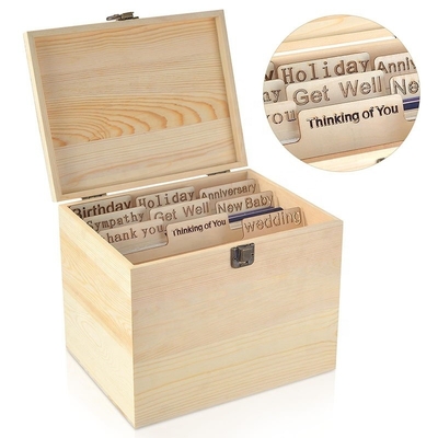 Une boîte de cartes de voeux moderne en bambou avec des séparateurs et un design élégant